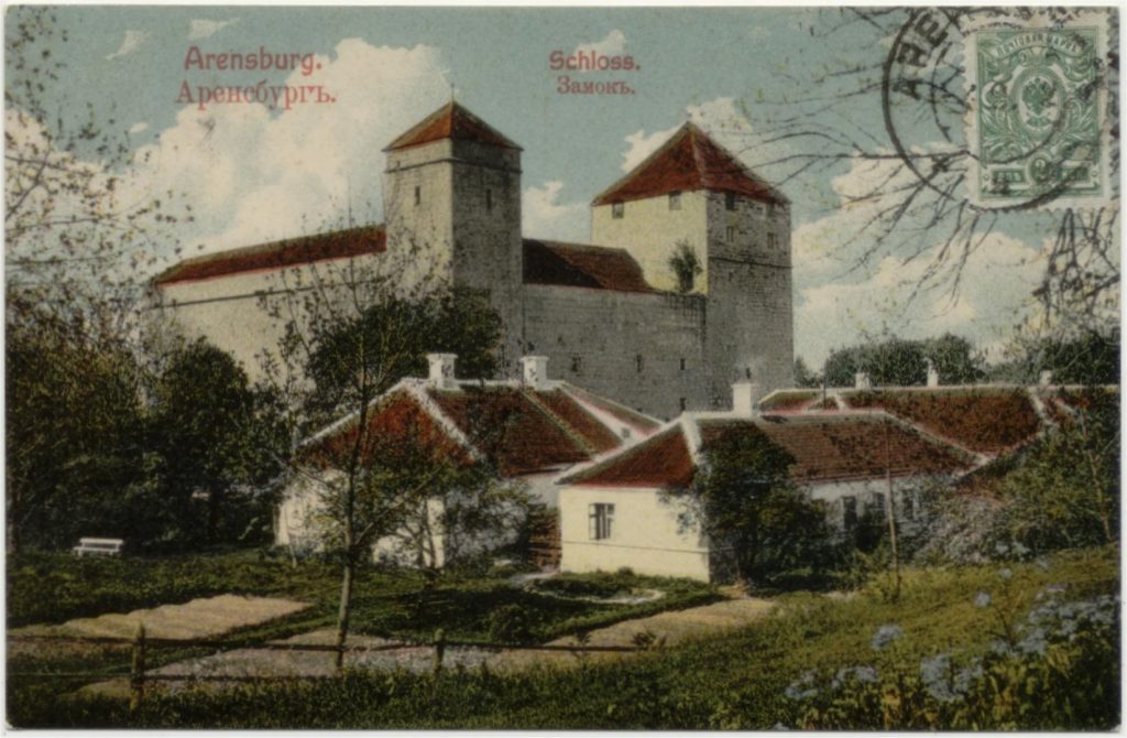 De beeldzijde van de kaart hierboven met het dubbelring-stempel van АРЕНСБУРГЪ (ARENSBURG).